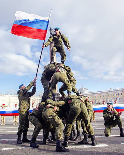 Санкт-Петербург, Россия. Репетиция парада ко Дню Победы на Дворцовой площади