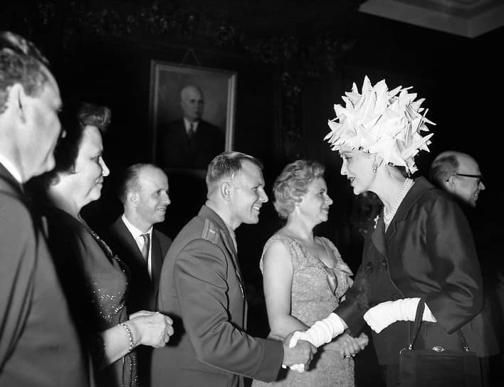 Валери Хобсон, супруга Джона Профьюмо, пожимает руку Юрию Гагарину на приеме в честь первого космонавта в посольстве СССР в Лондоне. На приеме присутствовали и Джон Профьюмо, и Евгений Иванов