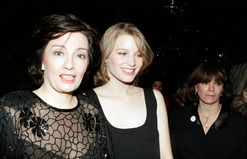Кристина Килер (слева) и Бриджит Фонда, исполнившая роль Мэнди Райс-Дэвис в фильме «Скандал», посвященном делу Профьюмо, на премьере фильма. 1989 год