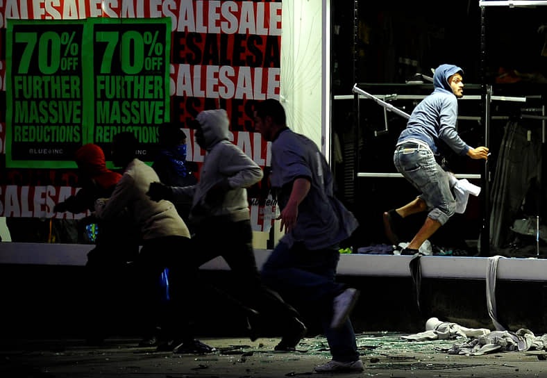 Мародеры убегают из магазина одежды в Лондоне