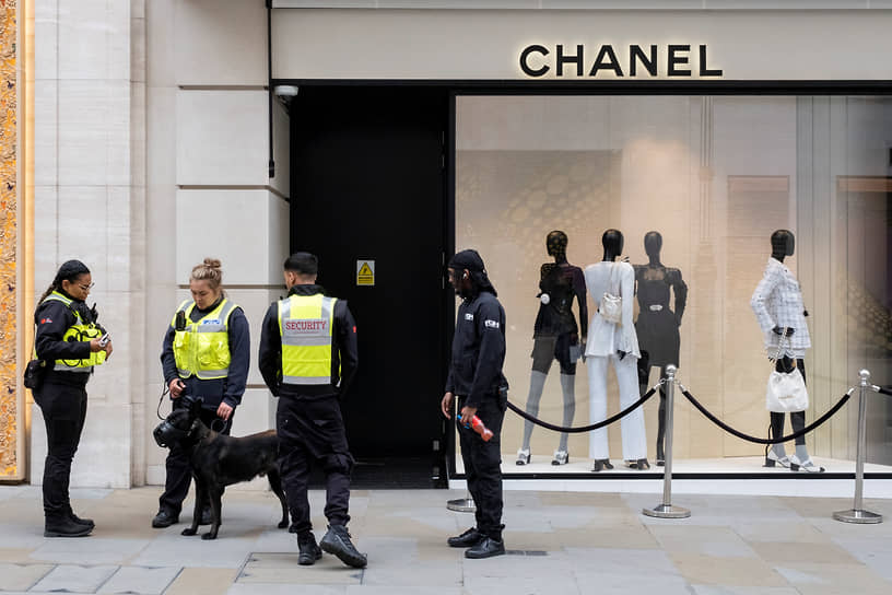 Полиция с собакой охраняют магазин Chanel