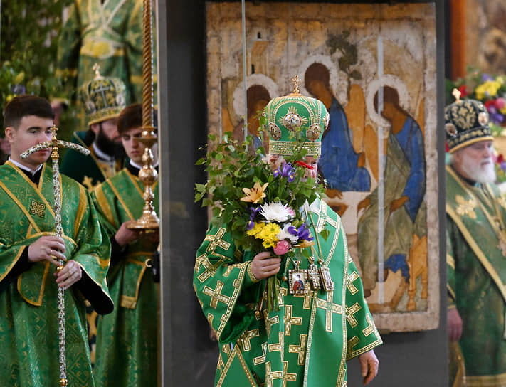 Москва. Патриарх Московский и всея Руси Кирилл (в центре) на патриаршем служении по случаю принесения иконы XV века &quot;Троица&quot;, написанной Андреем Рублевым, в храм Христа Спасителя