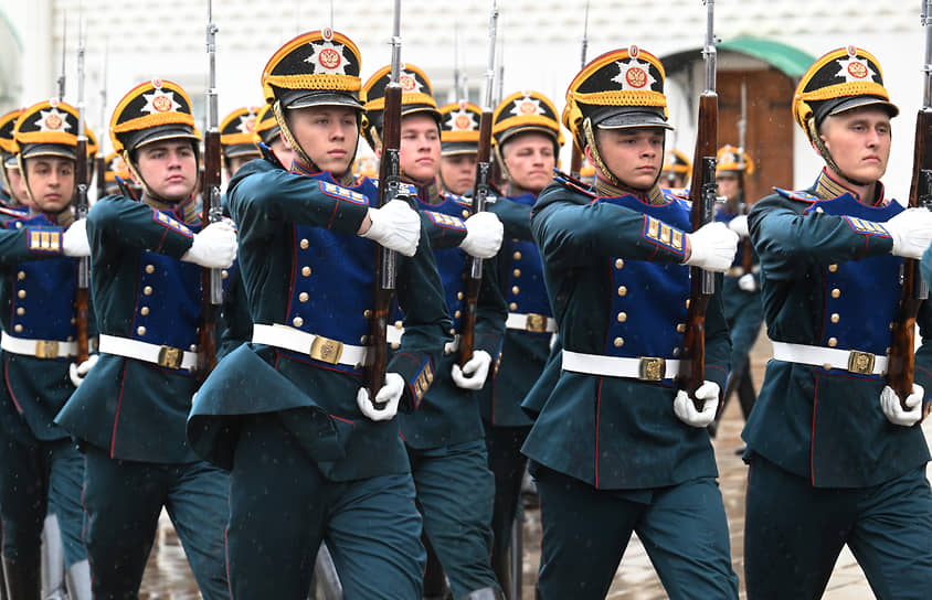 Военнослужащие на церемонии 