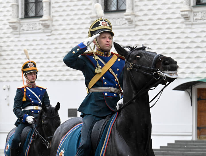 Церемония развода пеших и конных караулов