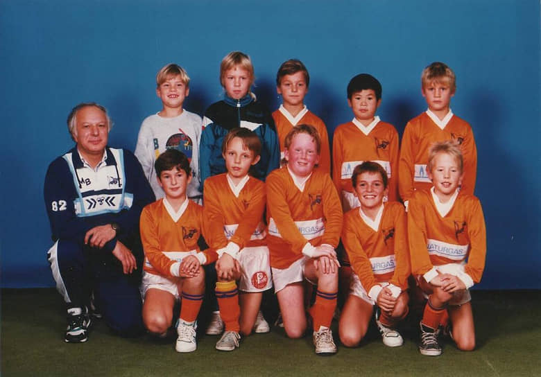 Кумиром спортсмена в юности был нападающий сборной Бразилии Роналдо&lt;br>
На фото: Златан Ибрахимович (верхний ряд, третий справа) с тренером и партнерами по детской команде
