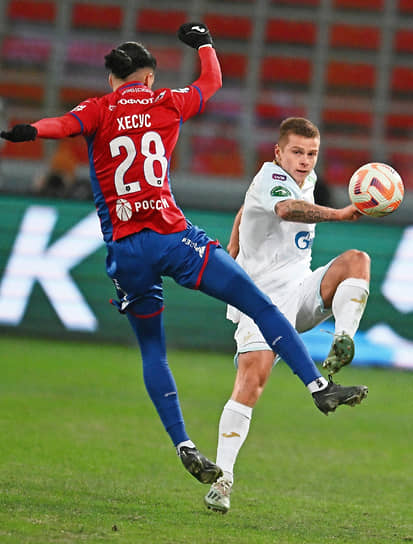 Защитник «Зенита» Данил Круговой (справа) принимает мяч в игре против ЦСКА