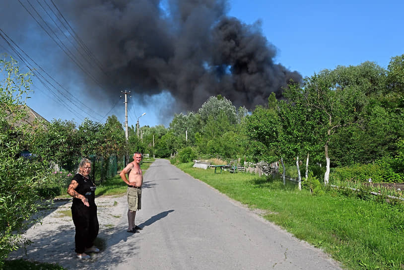 Город Шебекино расположен примерно в 4 км от границы с Украиной, там проживают около 40 тыс. человек. Этот населенный пункт постоянно подвергается ударам со стороны ВСУ, в последние дни массированные обстрелы ведутся практически беспрерывно&lt;br>На фото: дым от пожара после обстрела в Шебекино