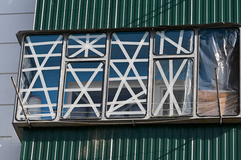 Заклеенные скотчем окна на балконе в Шебекино