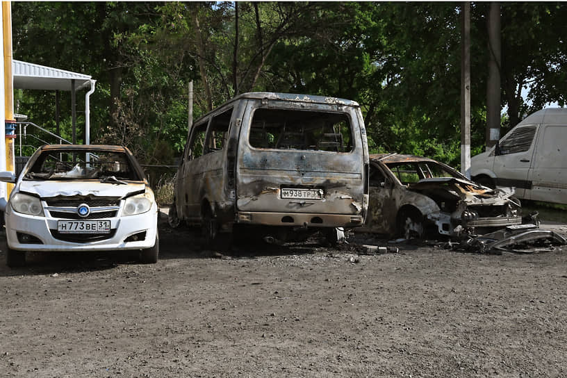 Сгоревшие после обстрела автомобили на стоянке в Шебекино