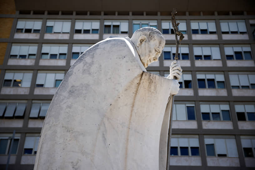 Рим, Италия. Статуя Иоанна Павла II напротив клиники, где оперировали папу римского Франциска