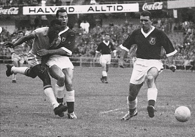 На чемпионате мира 1958 года дебютировал бразильский нападающий Пеле (слева). Он получил приз как лучший молодой игрок турнира 