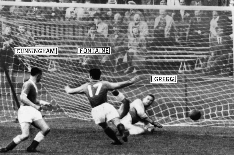 Французский нападающий Жюст Фонтен (в центре) забивает гол в ворота голкипера сборной Северной Ирландии Гарри Грегга (справа). Слева — ирландский защитник Уилли Каннингем