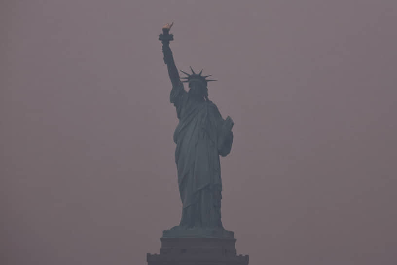 Нью-Йорк, США. Статуя Свободы в смоге от лесных пожаров в Канаде