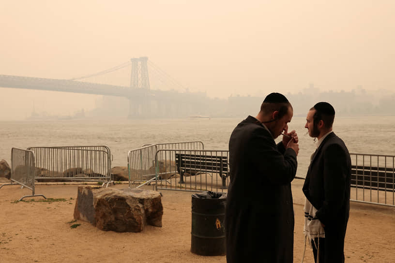 Нью-Йорк, США. Перекур на фоне смога от лесных пожаров
