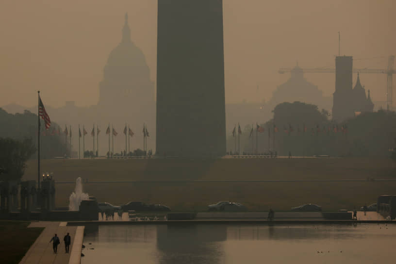 Вашингтон, США. Капитолий почти полностью скрыт смогом