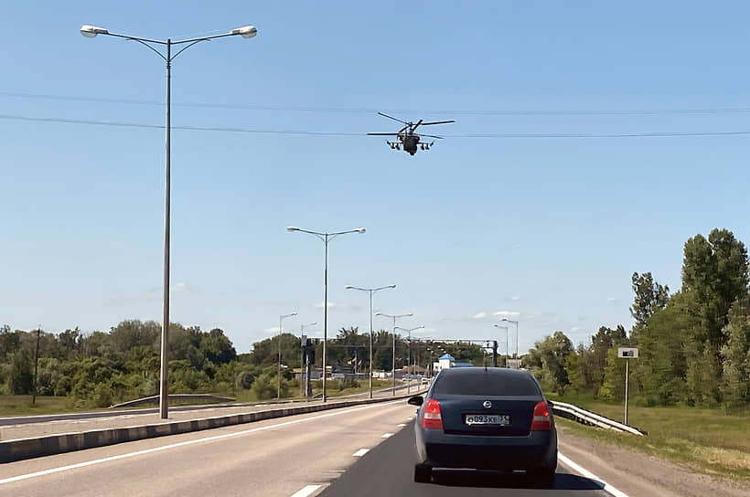 Военный вертолет в небе над автомобильной дорогой в Белгородской области