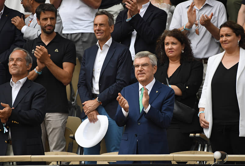 Президент Международного олимпийского комитета Томас Бах (в центре в первом ряду) во время церемонии награждения