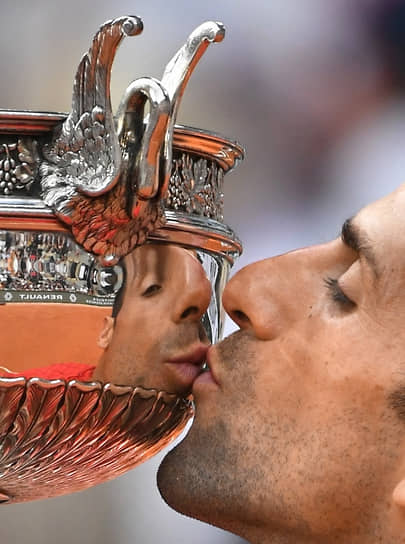 Победитель Roland Garros в мужском одиночном разряде, сербский теннисист Новак Джокович с кубком. Серб получил главную награду Roland Garros в третий раз, всего на его счету теперь 23 победы в турнирах Большого шлема в одиночном разряде. Таким образом, Джокович обошел испанца Рафаэля Надаля, у которого таких побед 22