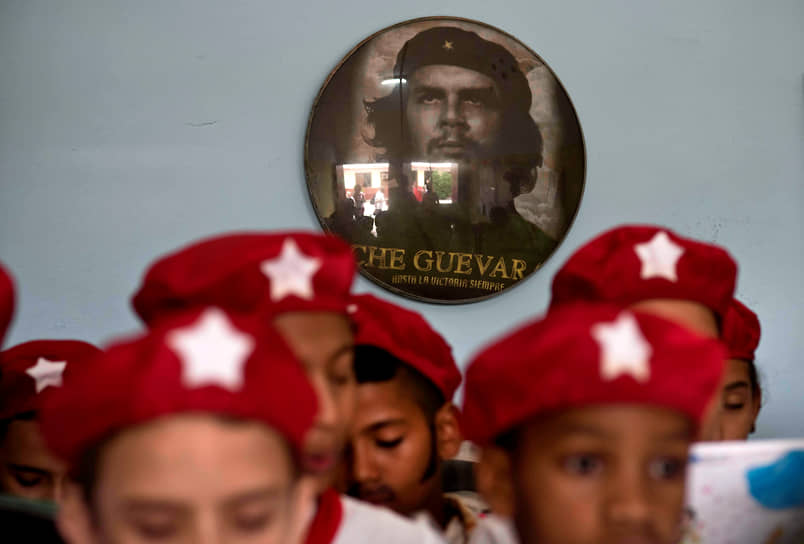 Школьники поют на фоне изображения Че Гевары в Гаване 