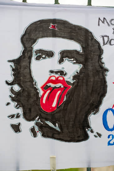 Символ группы The Rolling Stones, нарисованный сверху изображения Че Гевары в Гаване 