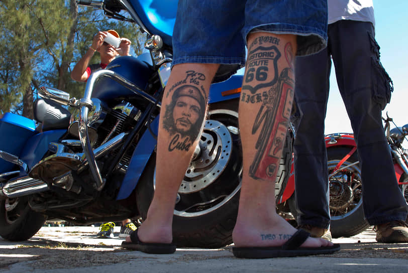 Мужчина с татуировкой с лицом Че Гевары в Варадеро (Куба)