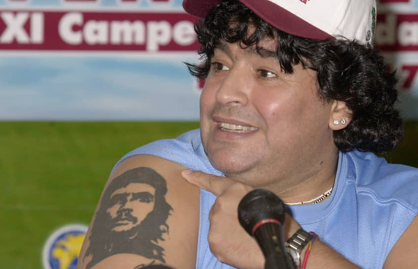Аргентинский футболист Диего Марадона показывает татуировку в виде портрета Че Гевары 