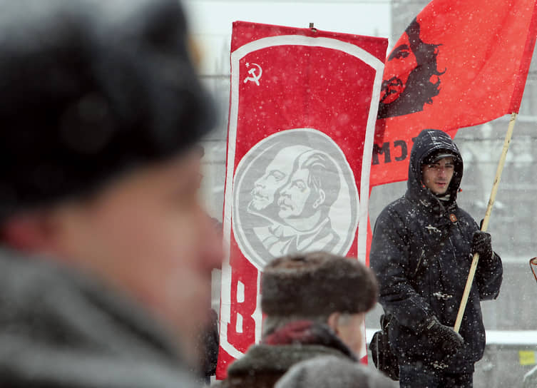 Мужчина на митинге в Москве, посвященном дню памяти Владимира Ленина