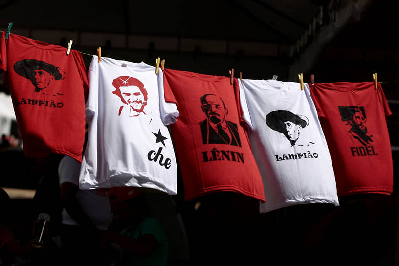 Футболки с изображениями Лампиао, Че Гевары, Владимира Ленина и Фиделя Кастро на церемонии открытия 6-го Национального конгресса движения безземельных рабочих в Бразилии