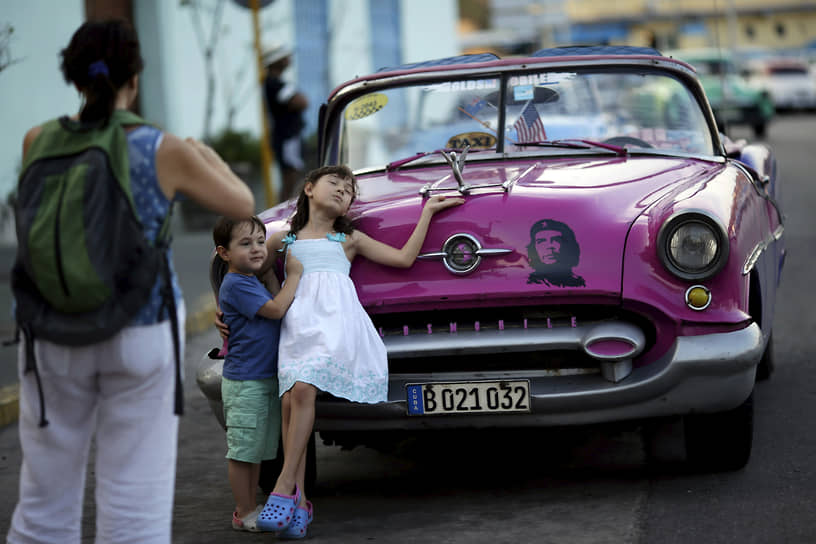 Капот автомобиля в Гаване на Кубе 