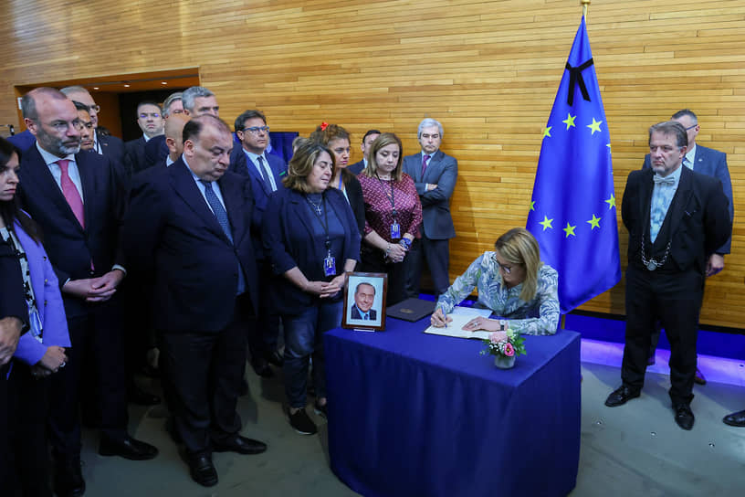 Председатель Европейского парламента Роберта Метсола подписывает книгу соболезнований бывшему премьер-министру Италии Сильвио Берлускони в Страсбурге