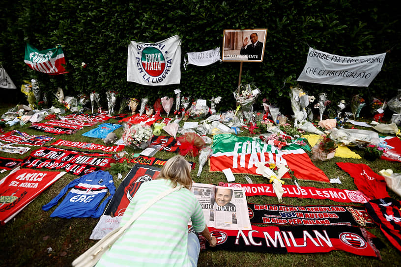 Рядом с виллой образовался стихийный мемориал — букеты цветов, флаги партии «Вперед, Италия», шарфы болельщиков клубов «Милан» и «Монца», владельцем которых был политик