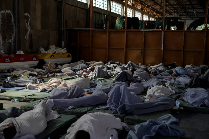 Каламата, Греция. Мигранты, выжившие после кораблекрушения в Средиземном море, спят в порту 