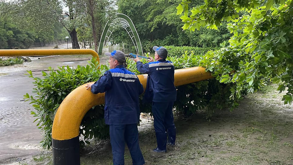 В результате выхода реки Мацеста из берегов также повреждены сети газопровода и линии электропередач 