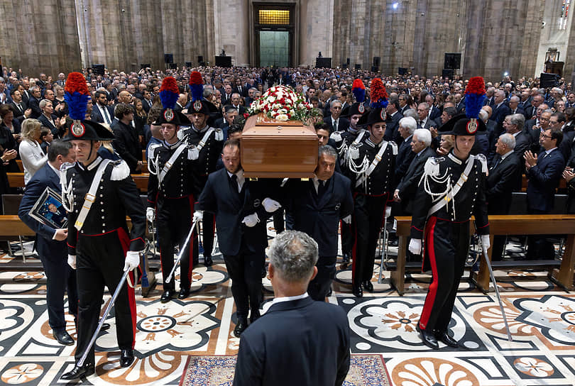 Милан, Италия. Государственные похороны бывшего премьер-министра Сильвио Берлускони в кафедральном соборе 