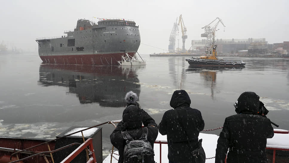 Ледостойкая самодвижущаяся платформа «Северный полюс» после спуска на воду со стапелей АО «Адмиралтейская верфь».Платформа радикально изменила условия жизни полярников 