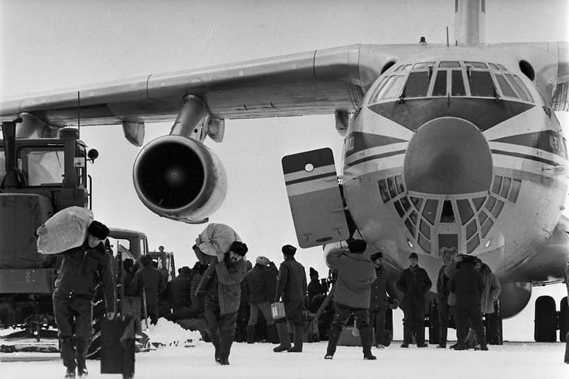 Создание и поддержка в рабочем состоянии взлетно-посадочных полос в Антарктиде — международный проект. На фото: 30 лет назад ИЛ-76 уже приземлялся на Южном полюсе