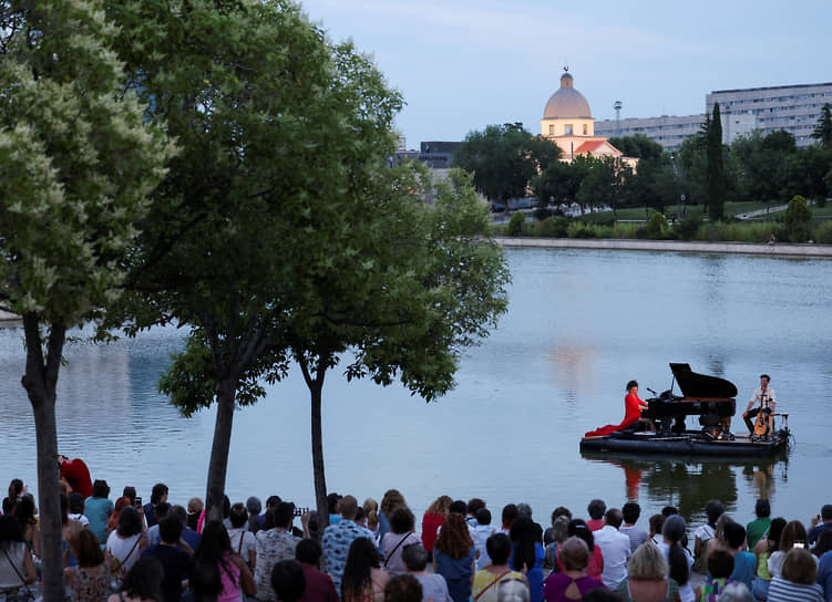 Мадрид. Пианистка Виолетта Прево дает концерт классической музыки на озере Прадолонго