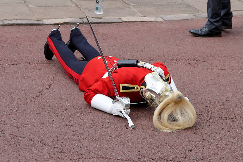 Виндзор, Великобритания. Член Дворцовой кавалерии теряет сознание на церемонии посвящения в рыцари ордена Подвязки в Виндзорском замке