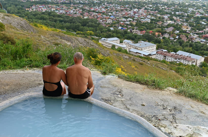 Отдыхающие возле сероводородной ванны в Пятигорске 