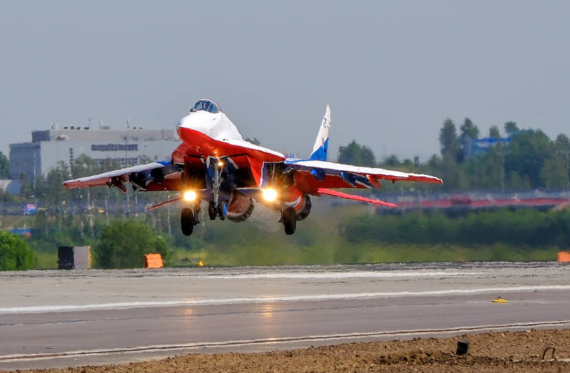 Посадка самолета МиГ-29 на аэродроме в Левашово после показательных выступлений 