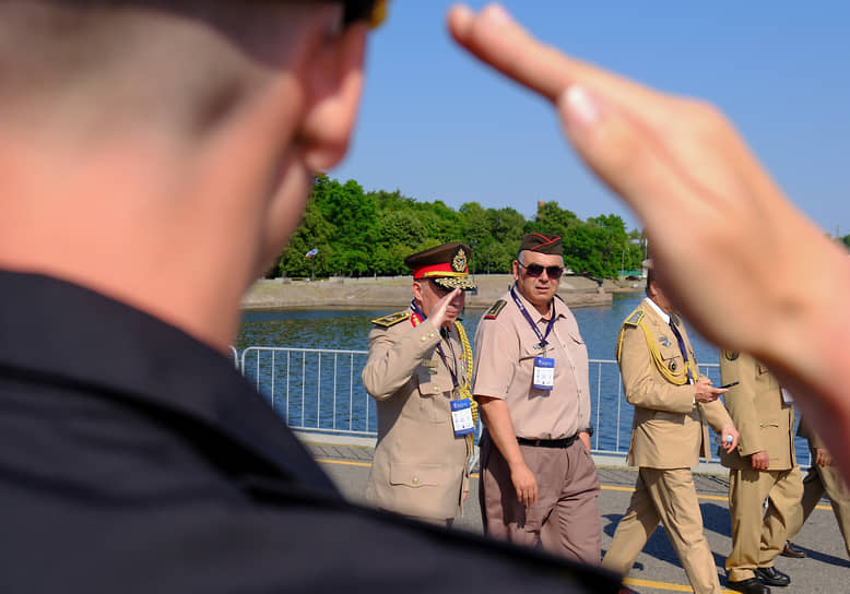 Посетители салона на причале акватории Средней гавани