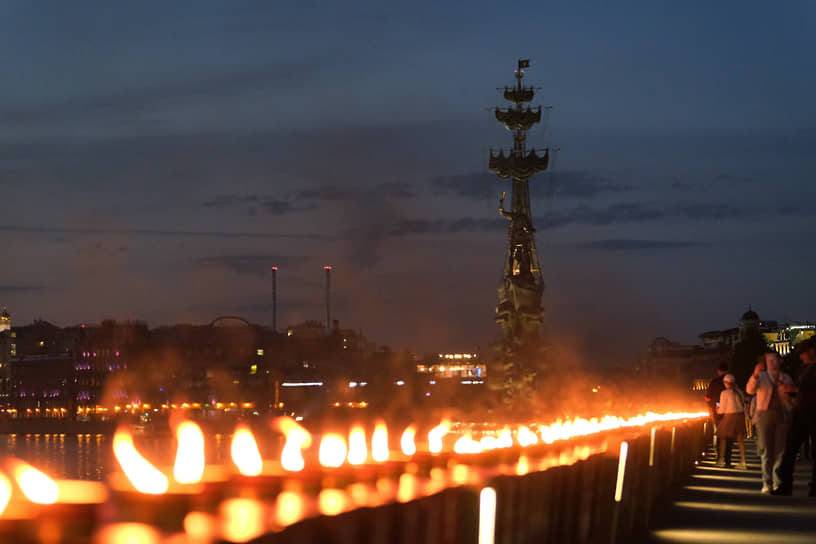 Москва. Акция «Линия памяти» на Крымской набережной