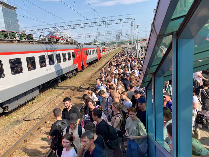 Пассажиры на пригородном железнодорожном вокзале в Ростове-на-Дону во время временных ограничений в работе пригородного транспорта