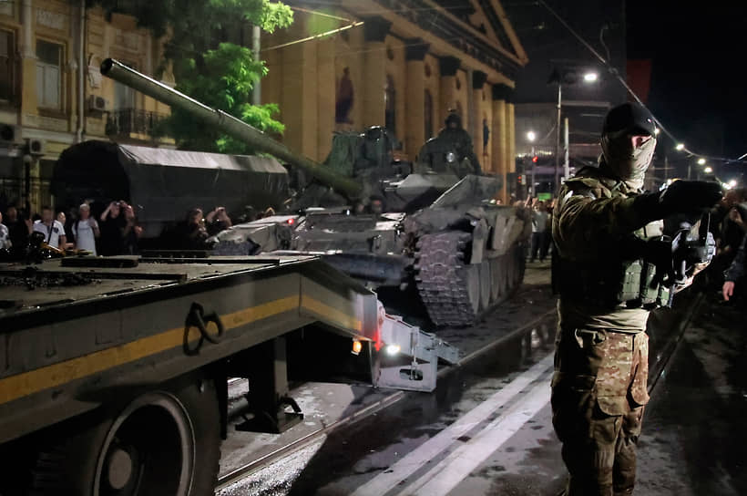 Колонна военной техники на улице города