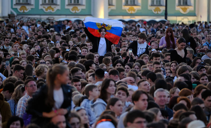 Выпускники на Дворцовой площади