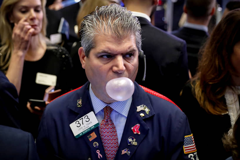 Трейдеры в зале Нью-Йоркской фондовой биржи 