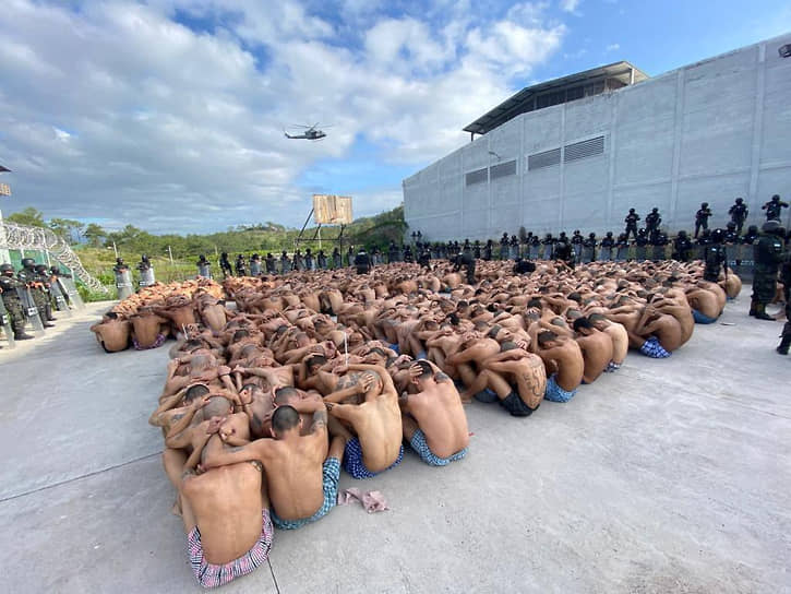 Гондурас. Военная полиция охраняет заключенных после восстановления контроля над тюрьмой