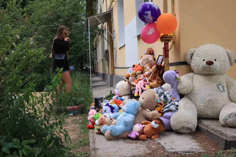 Стихийный мемориал возле дома, где жил Далер