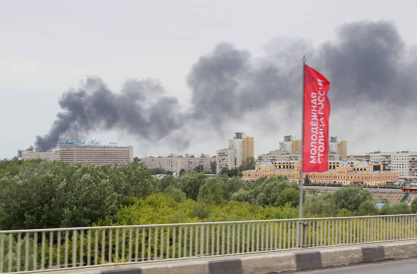 Столб дыма над заводом «Бальзам»