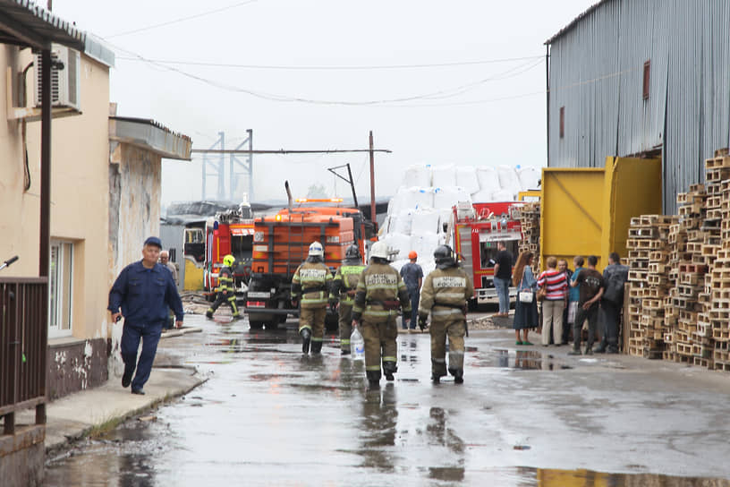 Пожарные на территории завода «Бальзам»